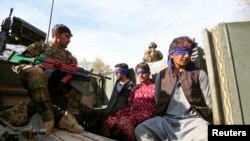 "Талибандын" ооган  коопсуздук күчтөрү колго түшүргөн согушкерлери. Жалалабад, 17-март, 2018-жыл. 