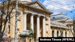 Clădirea Facultății de Medicina a fost inaugurată în 12 octombrie 1903. Atunci a fost inaugurată și statuia lui Carol Davila din fața intrării principale.