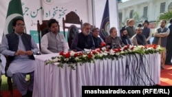 د خیبر پښتونخوا د اطلاعاتي چارو سلاکار شفیع جان (له کیڼ لوري دویم)، د اسمبلۍ سپیکر بابر سلیم سواتی (له کیڼ لوري درېیم) او نور چارواکي پېښور کې خبري غونډې ته وینا کوي - د نومبر شپږمې انځور.