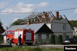 Пожежні працюють на зруйнованому даху будинку після того, як російські безпілотники порушили повітряний простір Польщі у Вириках, Люблінське воєводство, Польща, 10 вересня 2025 року
