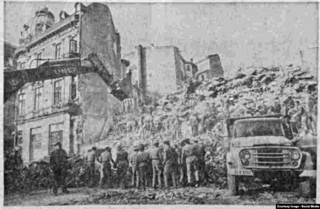 Martie 1977, București.&nbsp;Un raport din 1978 al Băncii Mondiale spunea că România a suferit, după cutremurul din 4 martie 1977, pagube în valoare de două miliarde de dolari, din care 70% în Bucureşti.