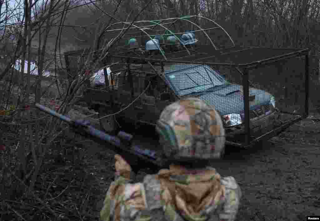 Ukrajinski vojnik osmatra nebo tražeći ruske dronove, dok se vozilo sprema za borbenu misiju u Kostjantinivki, Ukrajina, 27. novembar 2025.