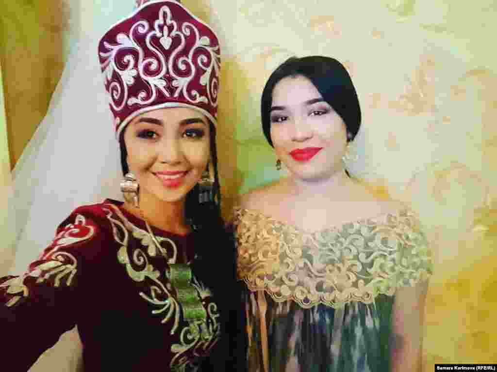Кыргыз ырчысы Самара Каримова менен өзбек ырчысы Зиёда.&nbsp;