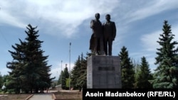 Касым Тыныстанов менен Кусейин Карасаевдин айкели. Каракол ш. 2018.