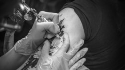 Türkmenistanda botoks, silikon, epilasiýa we tatu gadagançylygy saklanýar. Käbir hünärmenler gizlin işleýär