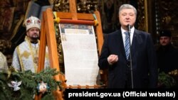 Президент України Петро Порошенко під час представлення томосу про автокефалію для Православної церкви України після Різдв’яної Літургії в Софійському соборі в Києві, 7 січня 2019 року
