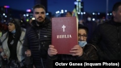 Protestatarii față de restricțiile menite să limiteze răspândirea COVID-19 invocă adesea credința. Teologul Paul Palencsar vorbește, în acest caz, despre specularea fricii și a ignoranței.