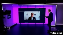 Колишній генеральний секретар НАТО Андерс фог Расмуссен розмовляє з кореспондентом Радіо Свобода