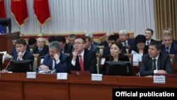 Члены правительства в Жогорку Кенеше.