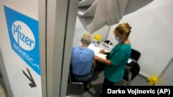 Медицински работник дава вакцина против ковид-19 о белградскиот импровизиран центар за вакцинација саем во Белград, 17 август 2021 година