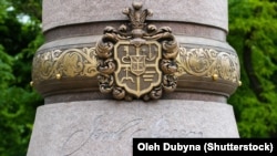 Зображення великого родинного герба Івана Мазепи на пам’ятнику гетьману України у Полтаві