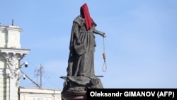 Statuia Ecaterinei a II-a sau cea Mare din Odesa, acoperită cu o cagulă roșie și de la mână căreia atârnă o frânghie, semn al nemulțumirii oamenilor cu privire la rolul fostului monarh rus în fondarea orașului ucrainean, 2 noiembrie 2022.