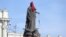 Statuia Ecaterinei a II-a sau cea Mare din Odesa, acoperită cu o cagulă roșie și de la mână căreia atârnă o frânghie, semn al nemulțumirii oamenilor cu privire la rolul fostului monarh rus în fondarea orașului ucrainean, 2 noiembrie 2022.
