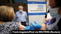 Британ премьер-министри Борис Жонсон эмдөө жүргүзүлүп жаткан ооруканада. Лондон. 2020-жылдын 8-декабры.