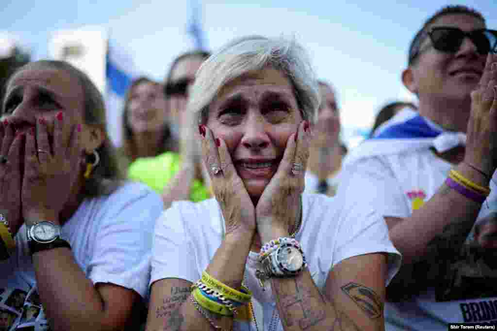 Сотні людзей сабраліся на плошчы ў Тэль-Авіве. Радасьць і сьлёзы на вачах у іх выклікала навіна пра тое, што ХАМАС перадаў першых закладнікаў.