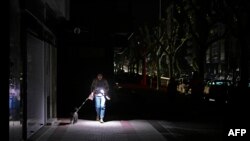 یک زن در حال قدم زن در تاریکی براثر قطع برق