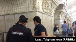 Орусия. Полиция мигрант жигиттин документин текшерүүдө.