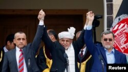 محمد اشرف غنی رئیس جمهور پیشین افغانستان با دو معاونش 