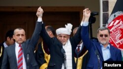 Президент Ашраф Гани (ортодо), биринчи вице-президент Амрулла Салех (солдо) жана экинчи вице-президент Сарвар Даниш Кабулдагы ант берүү аземинде, 9-март 2021-жыл. 