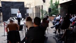 Директорът на театъра Ириней Константинов приветства публиката преди постановката