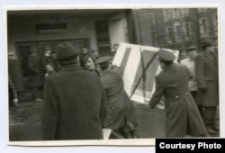 Міліцыя спрабуе спыніць пэрформанс Алеся Пушкіна 25 сакавіка 1989 году