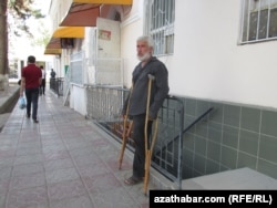 Türkmen hökümetiniň maýyplar babatyndaky dowamly çäklendirmeleri mümkinçilikleri çäkli adamlary dilegçilik etmäge mejbur edýär. Aşgabat