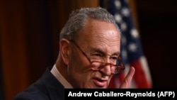 Лідер демократів у Сенаті Чак Шумер (на фото) закликав законодавців голосувати за підтримку України та заявив, що на закритому брифінгу у Конгресі США планувався і відеовиступ президента України Володимира Зеленського, 5 грудня 2023 рокуs