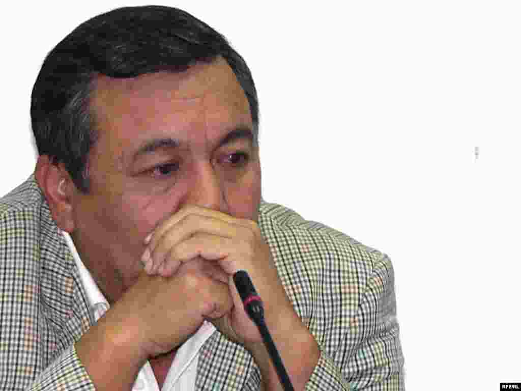 Общественный защитник Жовтиса Дос Кошим.  - Одним из общественных защитников Жовтиса выступал Дос Кошим, председатель общественного движения «Улт тагдыры». Алматы, 4 сентября 2009 года. 