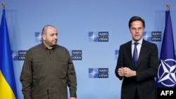 Rustem Umerow (çepde), şol wagtky goranmak ministri hökmünde fewralda NATO-nyň baş sekretary Mark Rýutte bilen duşuşýar.