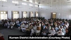 په سده کې یو ولسي مشر د حکومتي او امنیتي چارواکو غونډې ته وینا کوي - د اګست ۲۶مې انځور.