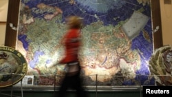 Harta URSS bătută în pietre semiprețioase la Muzeul Geologiei de la St Petersburg.