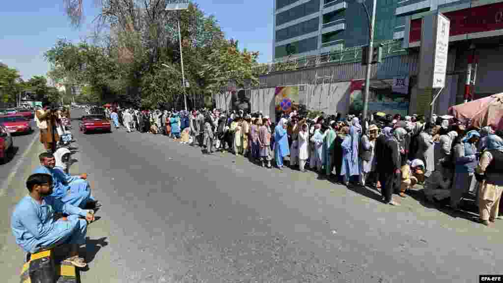 در ۱۰ سنبله ۱۴۰۰، وزارت اطلاعات و فرهنگ حکومت طالبان اعلام کرد که مردم می&zwnj;توانند از حساب&zwnj;های بانکی خود هر هفته ۲۰۰ دالر امریکایی برداشت کنند. مردم برای دریافت پول، در برابر بانک&zwnj;ها صف های طولانی ایجاد کردند. 