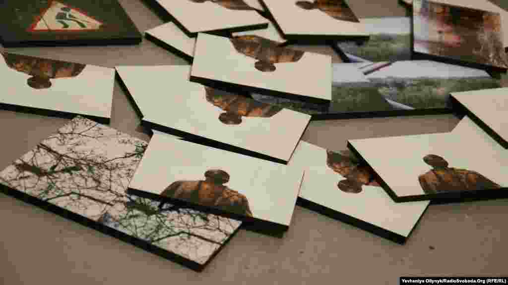 Krolikowski art, Memory Decay. Художники, які жили в Донецьку до 2006 року, намагаються відновити по пам&rsquo;яті частину знищеного фотоархіву. &laquo;Пам&#39;ять про життя в тому, старому, вже не існуючому Донецьку стає схожою на плитку, що осипається зі старої радянської стіни&raquo;.