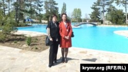 Аділе Емірова (зліва) і Гульнара Бекірова. Міжнародна конференція «Мультилінгвальна освіта». Піщане, Крим, 2012. Архів автора