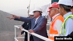 Эмомалӣ Раҳмон, раисҷумҳури Тоҷикистон ва мансабдорони дигар дар маҳалли сохтмони "Роғун"