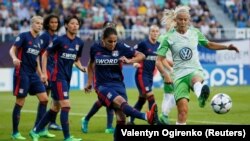 Хардер (жашыл кийимчен) оюн учурунда. Кыз-келиндер футболунун Чемпиондор лигасынын финалындагы франциялык «Олимпик Лион» менен германиялык «Вольфсбургдун» беттеши. Украина. 24-май, 2018-жыл.