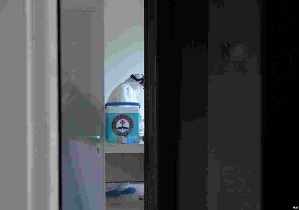 МАКЕДОНИЈА - Министерството за здравство информира дека на Клиниката за инфективни во Скопје починале 4 пациенти заболени од коронавирус: пациент од Куманово (52), пациентка од Лабуништа-Струга (65), пациентка од тетовски Челопек (62) и една пациентка од Штип (81), како и дека во Куманово, во неговиот дом, починал уште еден пациент позитивен на коронавирусот, на возраст од 53 години. Во изминатите 24 часа, регистрирани се 29 нови случаи, позитивни на коронавирусот.