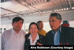 Чыңгыз Айтматов (оңдо), Илзе Циртаутас жана Мухтар Шаханов. 18.7.1997.