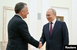 Президент Росії Володимир Путін вітає посланника президента США Дональда Трампа Стіва Віткоффа під час зустрічі в Москві