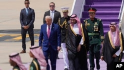 Președintele american Donald Trump e întâmpinat de prințul moștenitor saudit Muhammad bin Salman, la Riad, 13 mai 2025, Terminalul Regal al Aeroportului Internațional Regele Khalid.