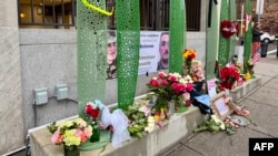 پر امریکايي سرتېرو د ډزو په ځای کې خلکو ګلونه ایښي دي.