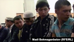 Мусульмане на молитве в мечети «Нур-Мубарак». Алматы, 5 сентября 2010 года. 