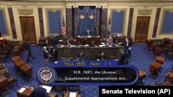 Зображення з відео телебачення щодо голосування у Сенаті США за надання Україні 40 мільярдів доларів військової та економічної підтримки. 86 голосів «за», 11 «проти» 