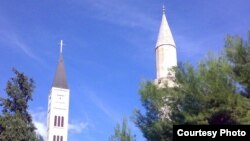 Илустрација: Христијански и муслимански верски објект.