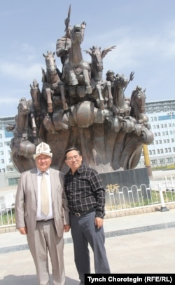 Мамбеттурду Мамбетакун менен Тынчтыкбек Чоротегин Ак-Чий шаарында. КЭР. 10-июль, 2014-жыл.