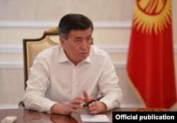 Президент Сооронбай Жээнбеков «Биринчи радионун» суроолоруна жооп берип жатат.