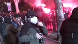 "Биз күрөштү улантабыз". Стамбулда полиция менен демонстранттар кагылышты 