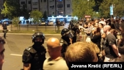 Policija potiskuje demonstrante u Novom Sadu, 14.8.2025.