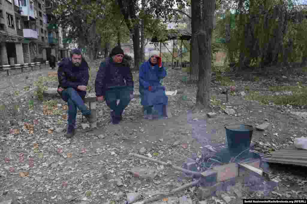 За декілька хвилин підходять два чоловіки, в цей час чути віддалений звук дрона і автоматні черги, якими намагаються його збити.Запитуємо в чоловіків і Світлани, чи не бояться загинути?«Загинути можна скрізь. У мене скільки знайомих виїхали, і всі розповідають що скрізь добре, де нас немає, а так ми хоч у себе вдома. Скільки літніх виїхало і там померло, не витримали. А моїй мамі 83 роки, куди мені їхати ?» – розповідає один з чоловіків