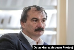Mircea Miclea, fostul ministru al Educației, explică motivațiile celor care se înghesuie să obțină titluri de doctor, deși nu au nici apetență pentru cercetare, nici timpul necesar.
